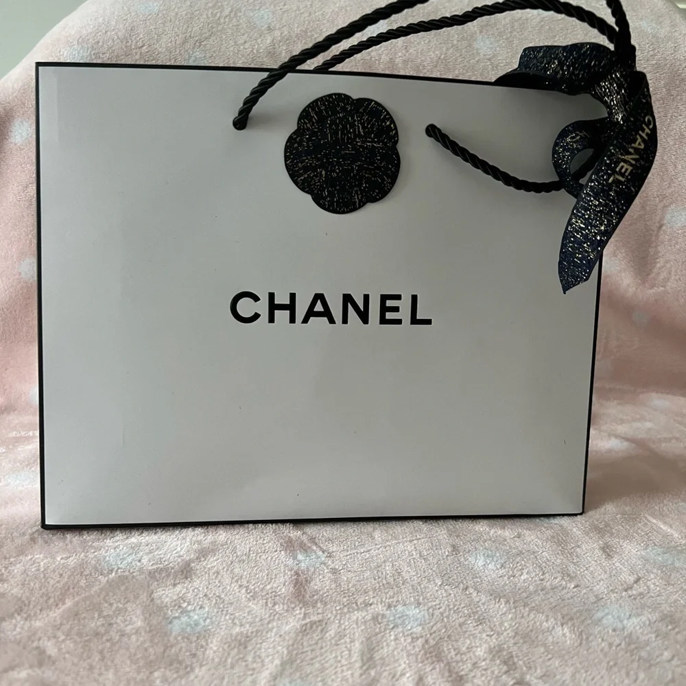 CHANEL• Eye Essential Set Holiday Gift set